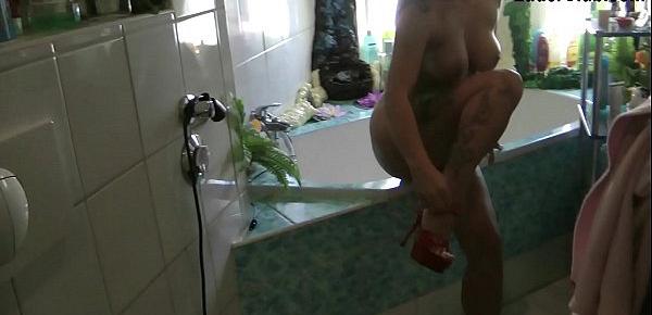  He Spy his Sister wash and masturbation in shower